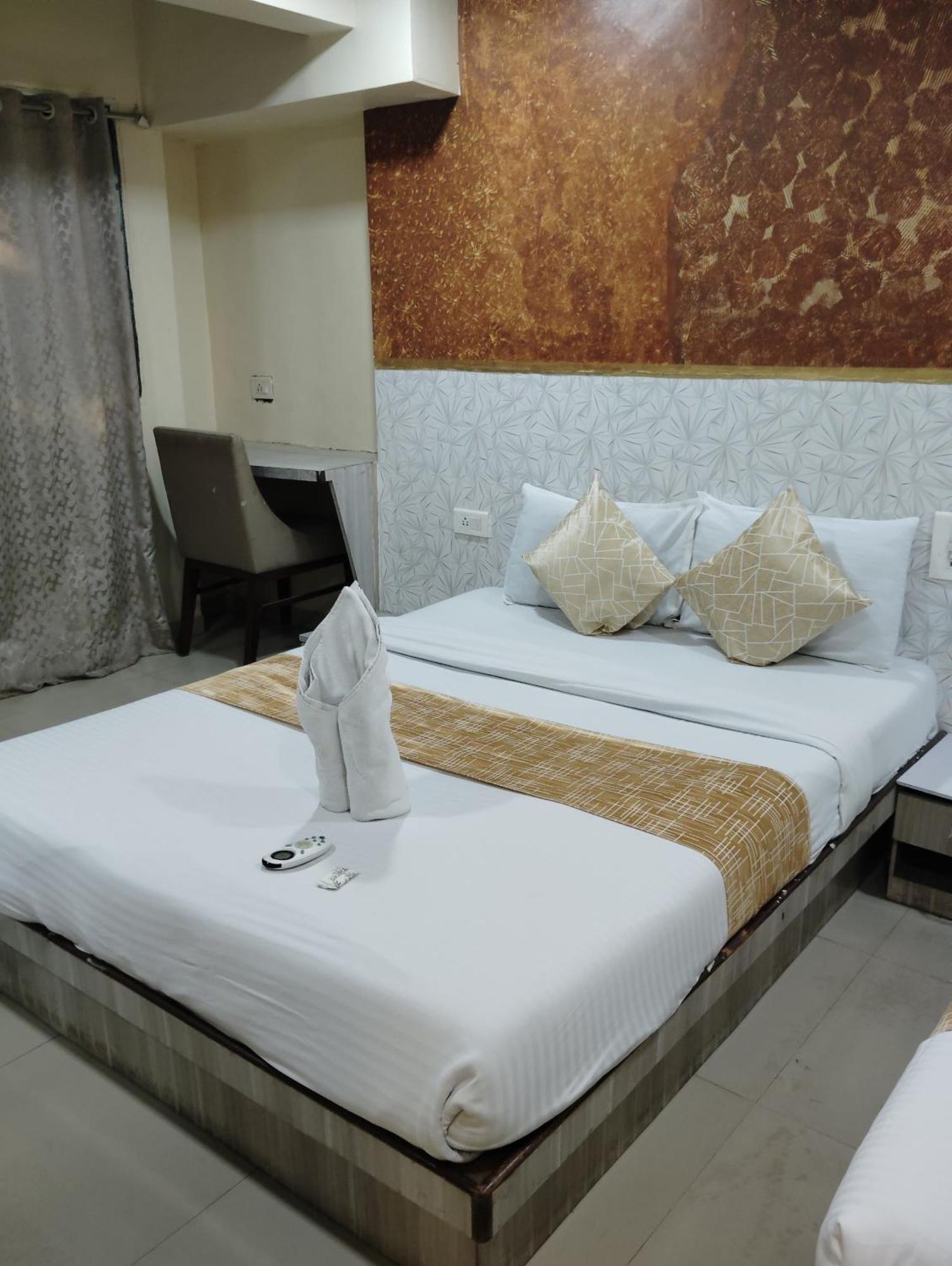 Hotel Crystal Park Near Nesco Exhibition Center มุมไบ ภายนอก รูปภาพ