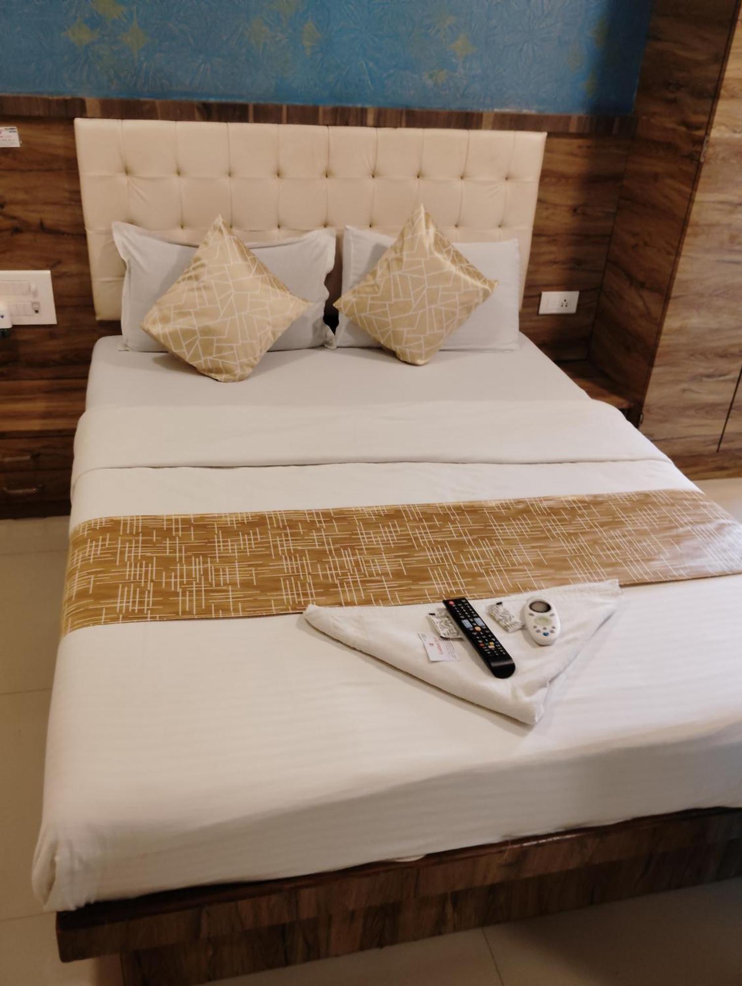 Hotel Crystal Park Near Nesco Exhibition Center มุมไบ ภายนอก รูปภาพ