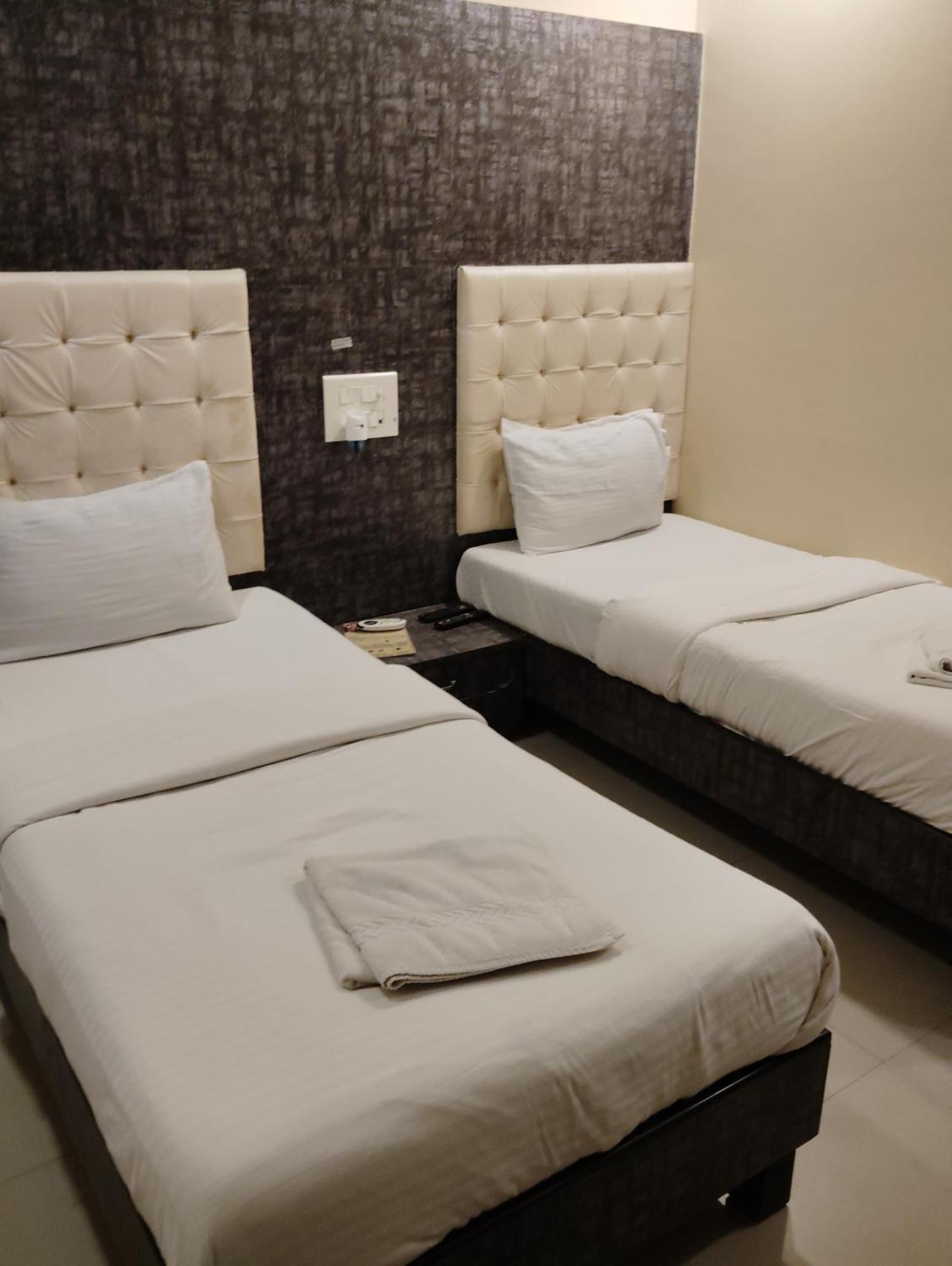 Hotel Crystal Park Near Nesco Exhibition Center มุมไบ ภายนอก รูปภาพ