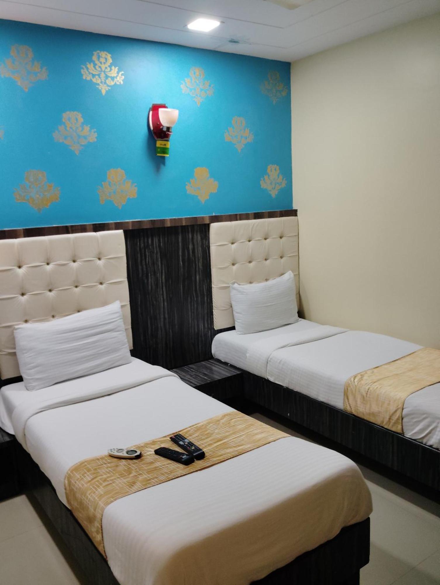 Hotel Crystal Park Near Nesco Exhibition Center มุมไบ ภายนอก รูปภาพ