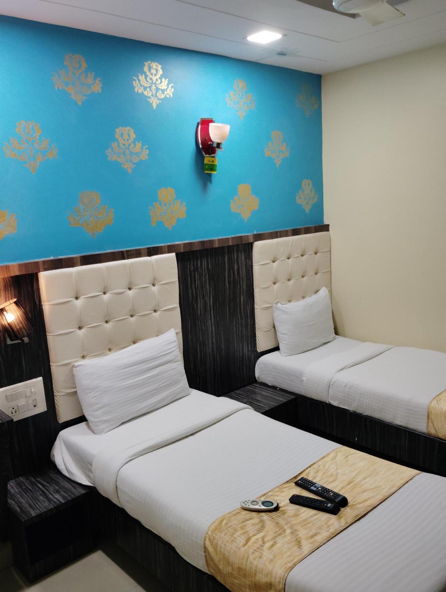 Hotel Crystal Park Near Nesco Exhibition Center มุมไบ ภายนอก รูปภาพ
