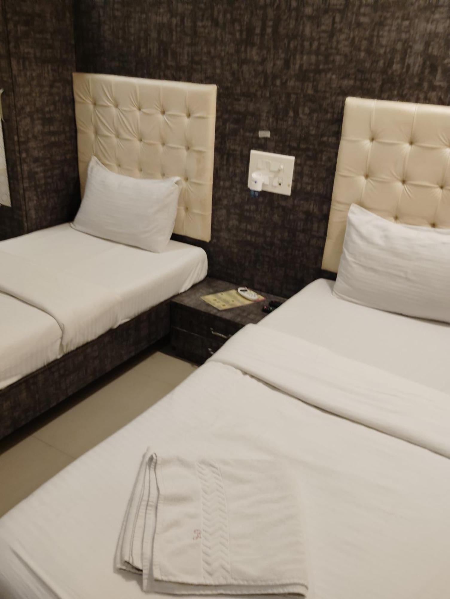 Hotel Crystal Park Near Nesco Exhibition Center มุมไบ ภายนอก รูปภาพ