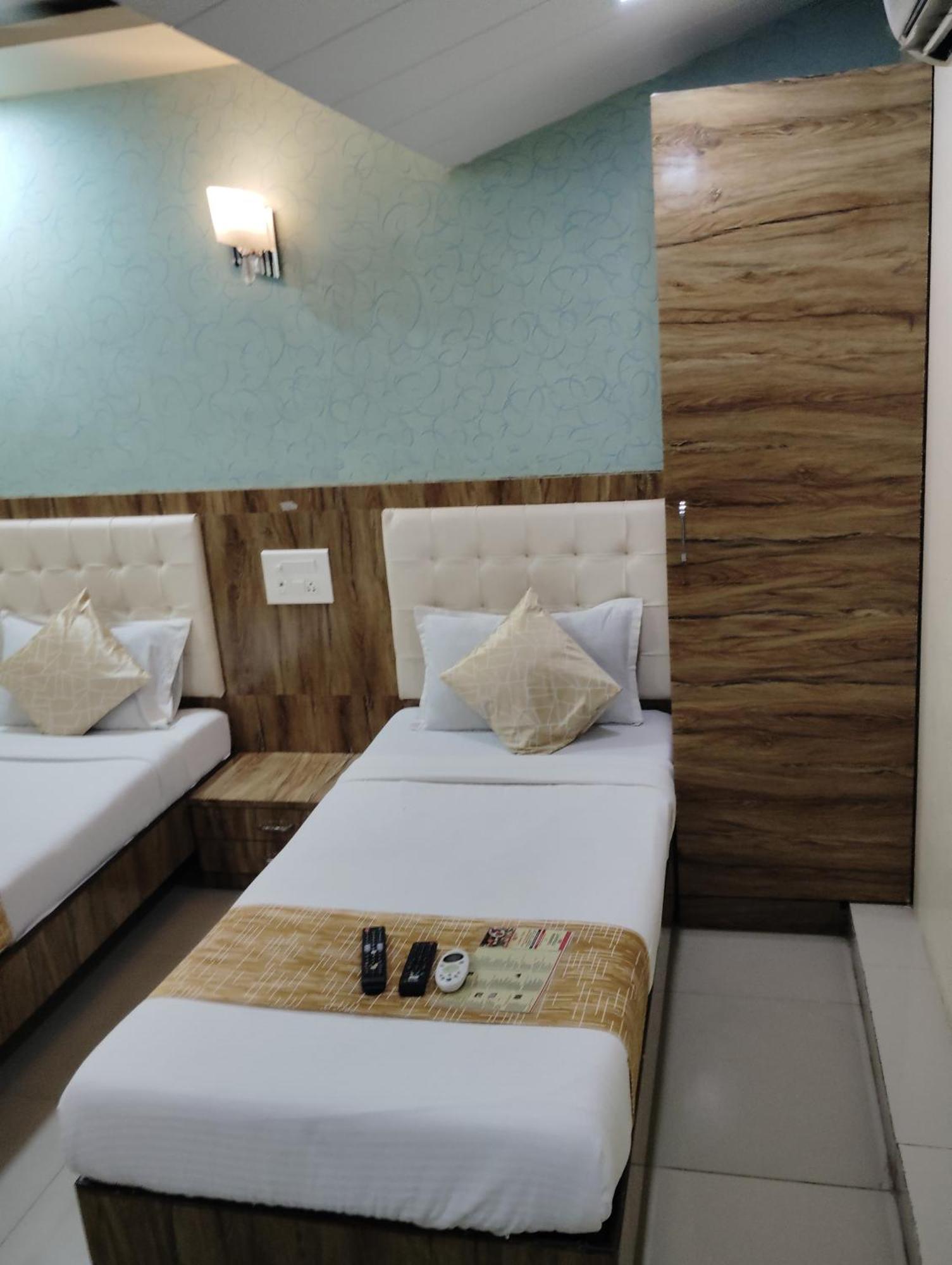 Hotel Crystal Park Near Nesco Exhibition Center มุมไบ ภายนอก รูปภาพ