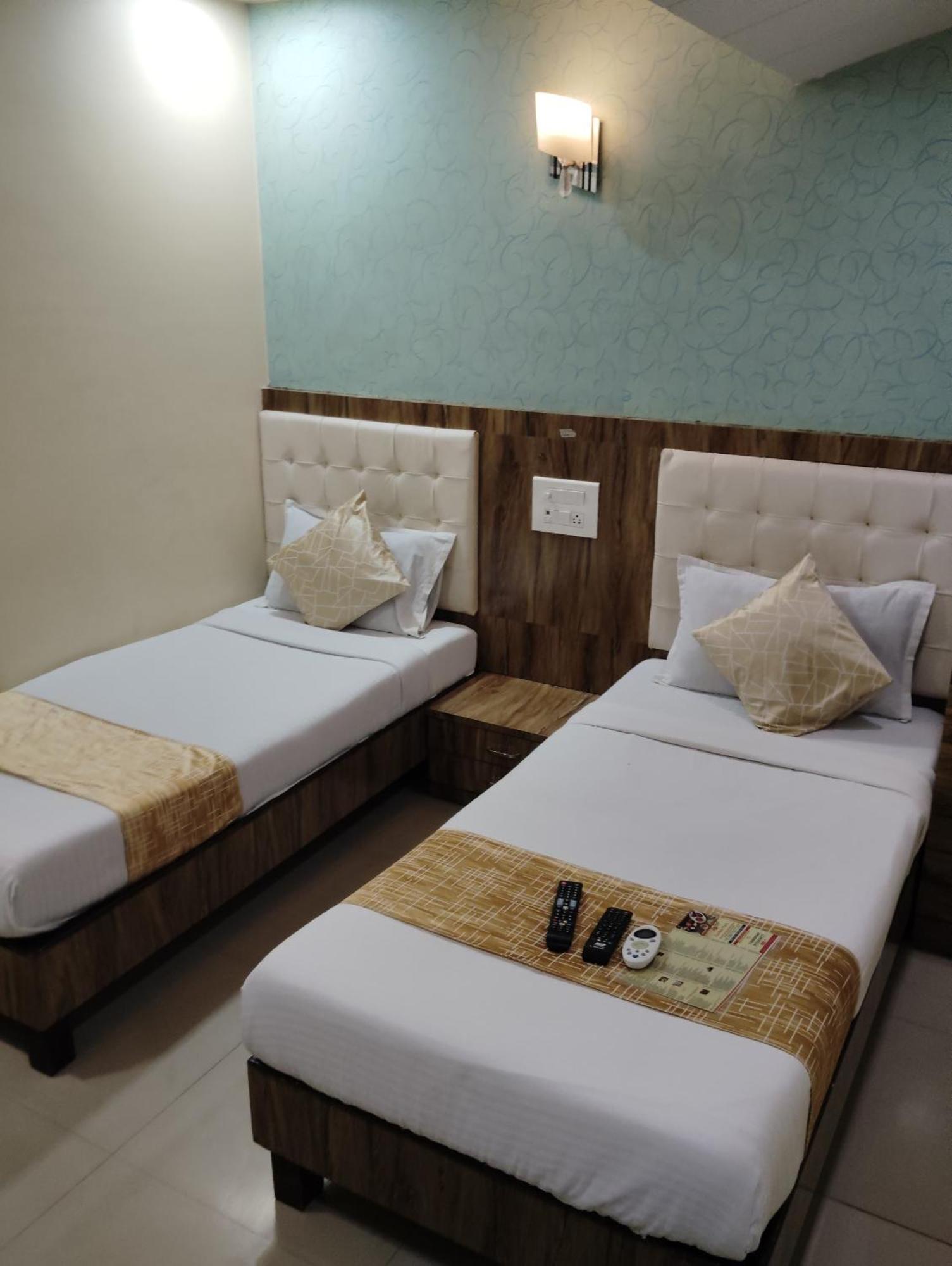 Hotel Crystal Park Near Nesco Exhibition Center มุมไบ ภายนอก รูปภาพ