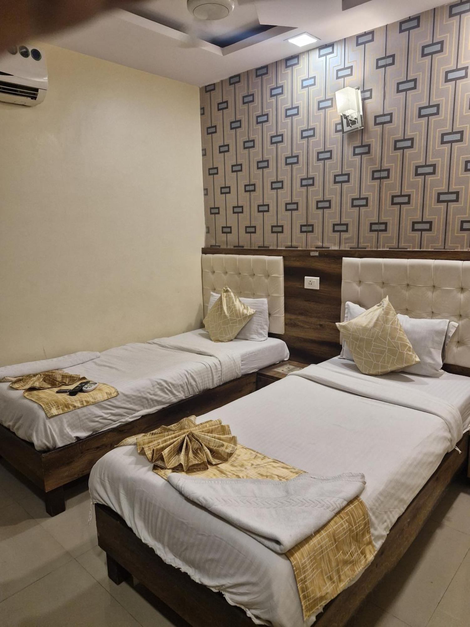 Hotel Crystal Park Near Nesco Exhibition Center มุมไบ ภายนอก รูปภาพ