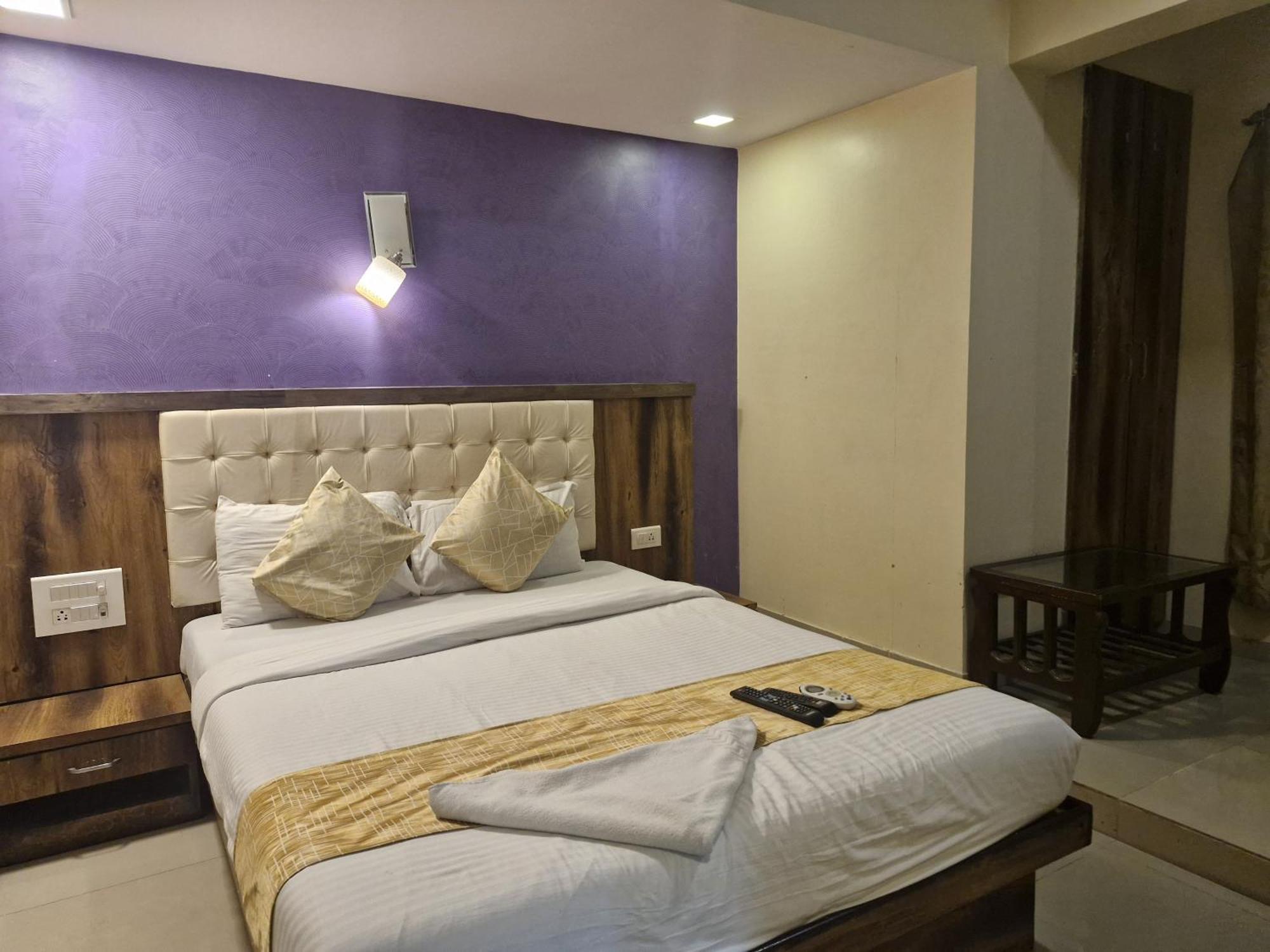 Hotel Crystal Park Near Nesco Exhibition Center มุมไบ ภายนอก รูปภาพ