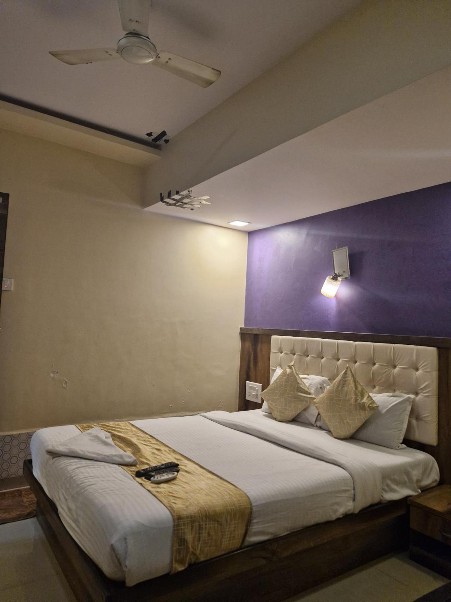 Hotel Crystal Park Near Nesco Exhibition Center มุมไบ ภายนอก รูปภาพ