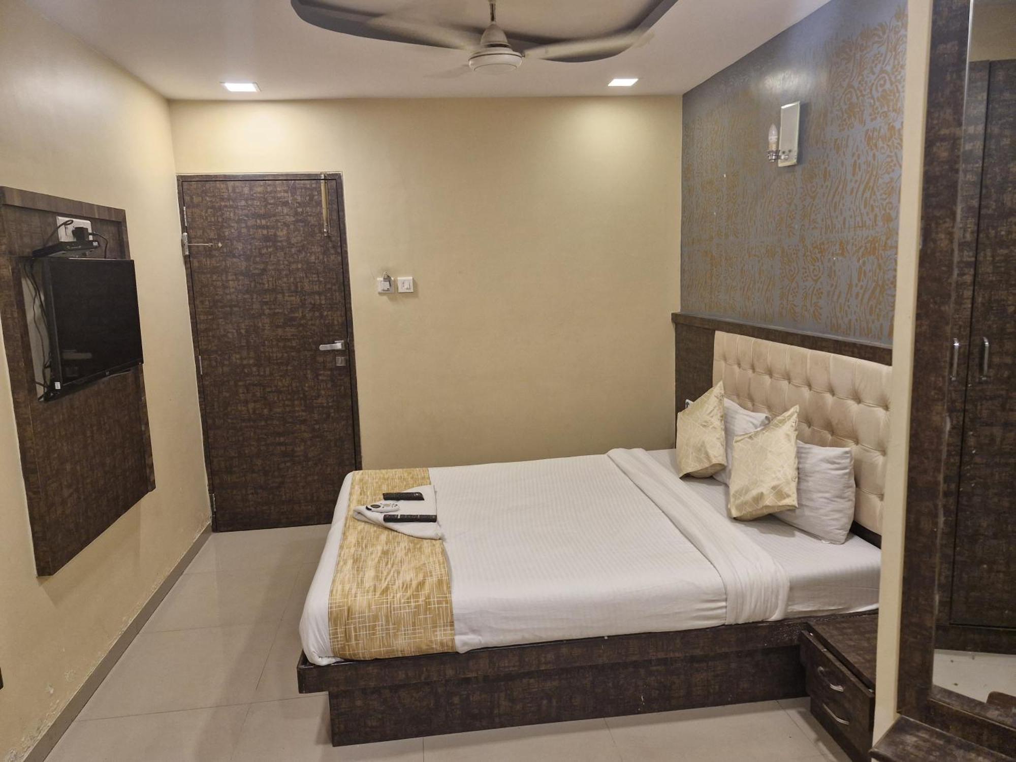 Hotel Crystal Park Near Nesco Exhibition Center มุมไบ ภายนอก รูปภาพ