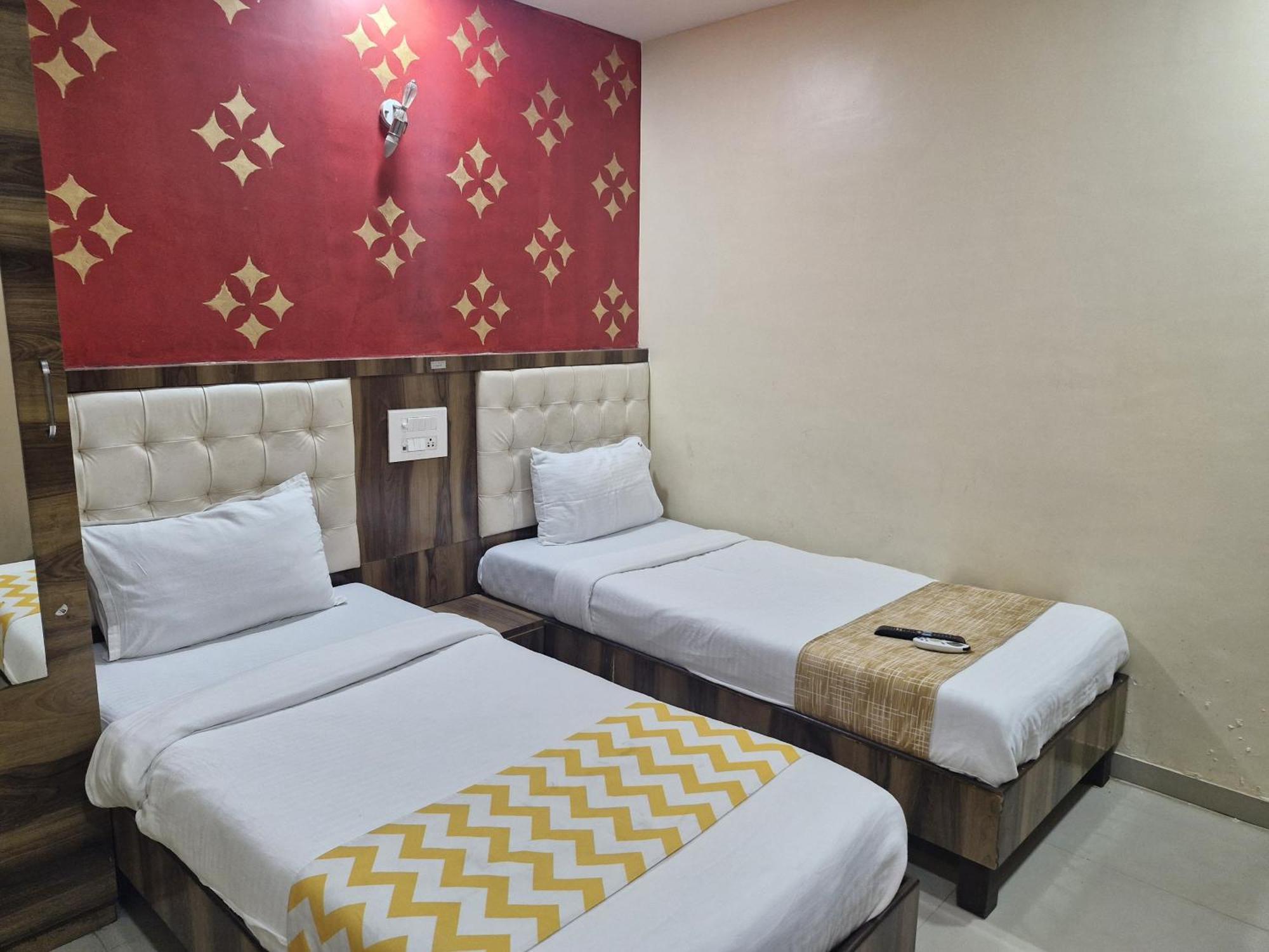 Hotel Crystal Park Near Nesco Exhibition Center มุมไบ ภายนอก รูปภาพ