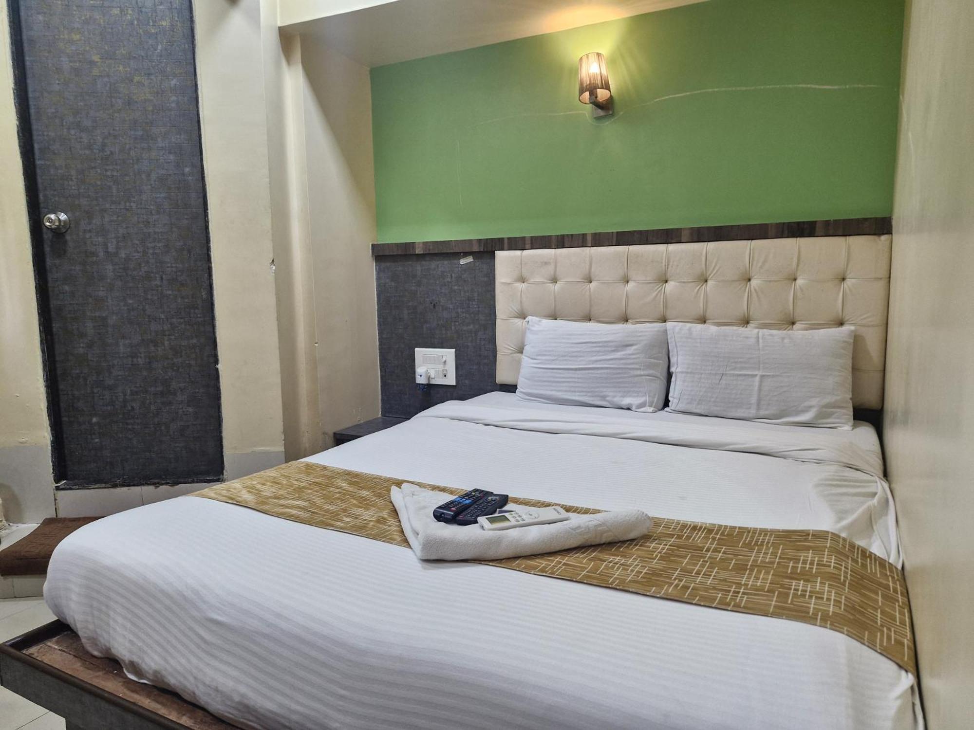 Hotel Crystal Park Near Nesco Exhibition Center มุมไบ ภายนอก รูปภาพ