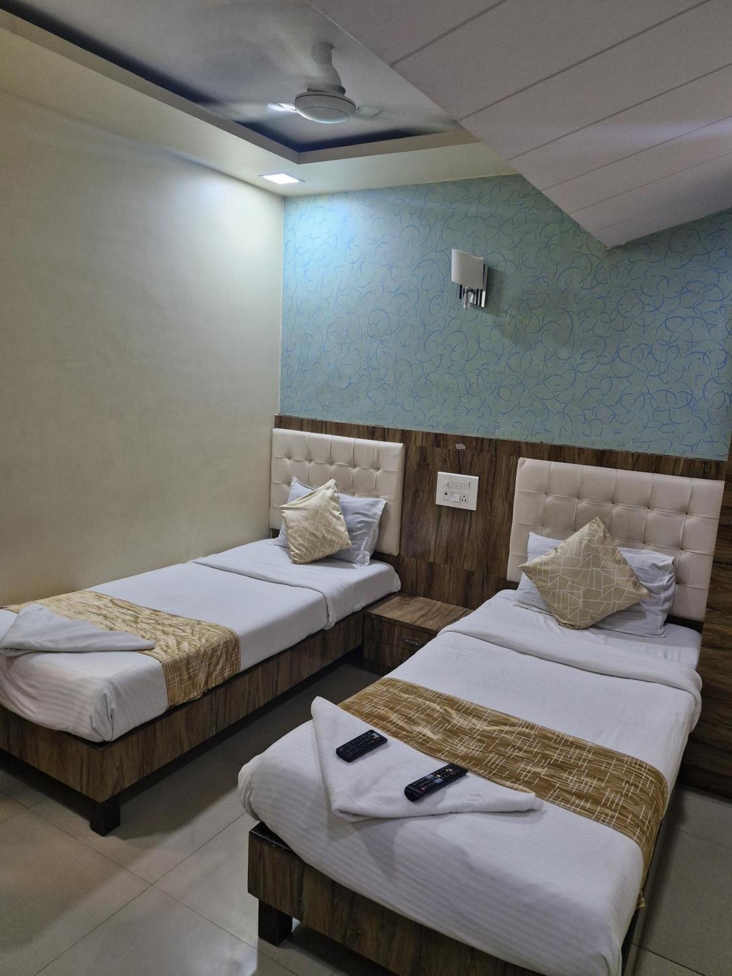 Hotel Crystal Park Near Nesco Exhibition Center มุมไบ ภายนอก รูปภาพ