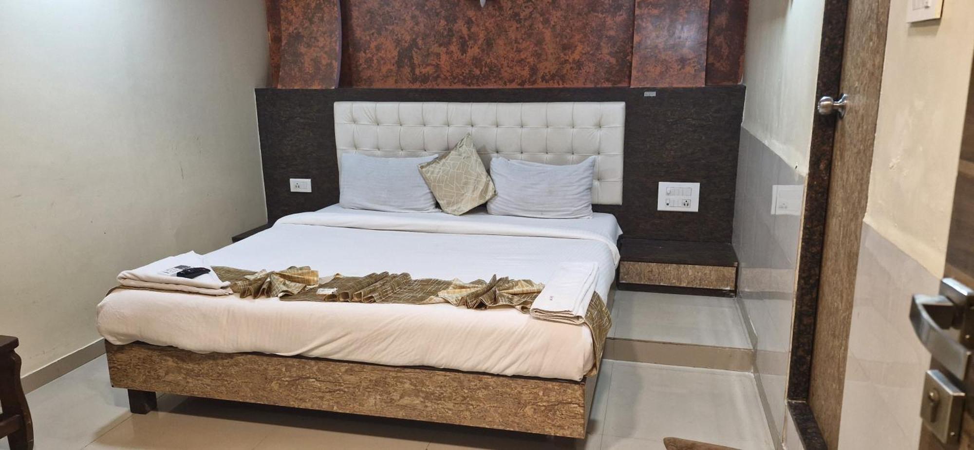 Hotel Crystal Park Near Nesco Exhibition Center มุมไบ ภายนอก รูปภาพ