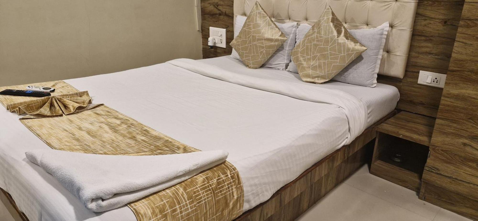 Hotel Crystal Park Near Nesco Exhibition Center มุมไบ ภายนอก รูปภาพ
