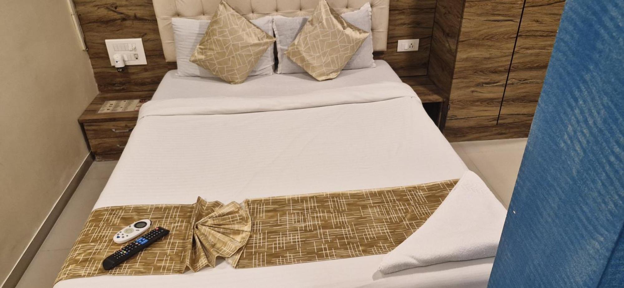 Hotel Crystal Park Near Nesco Exhibition Center มุมไบ ภายนอก รูปภาพ