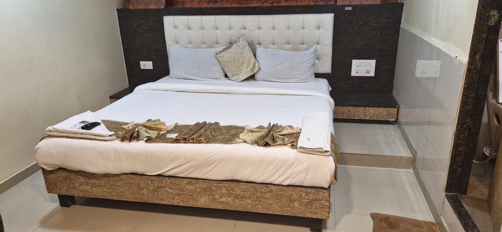 Hotel Crystal Park Near Nesco Exhibition Center มุมไบ ภายนอก รูปภาพ